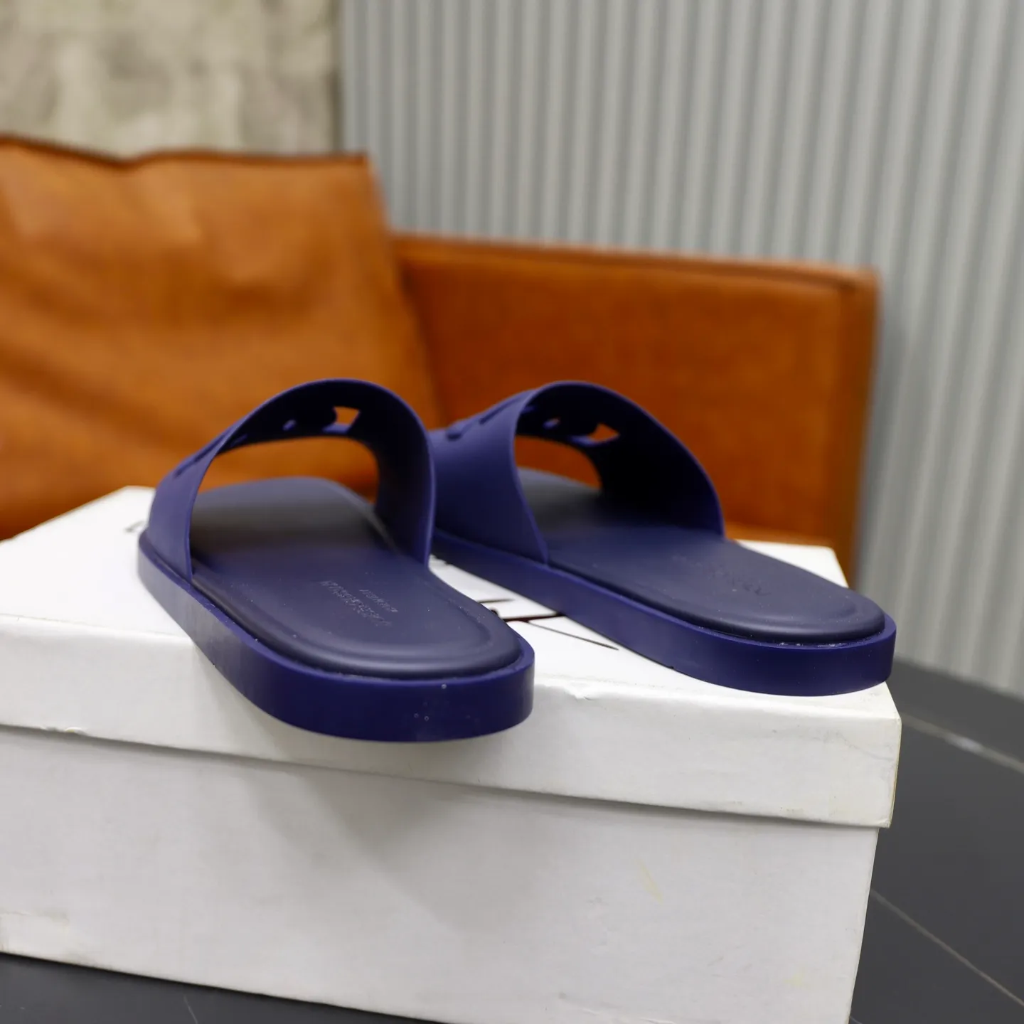 Ex-factory price: 340💰🙅‍♂️🙅‍♂️🙅‍♂️ Brand: DG Standard code: 38-44 (45 customized) Grade: Same as the official website Material: Original leather design Original lightweight wear-resistant molded outsole Style category: Men's fashion sandals Distinguished luxury brand elements Top luxury Color: Actual picture color